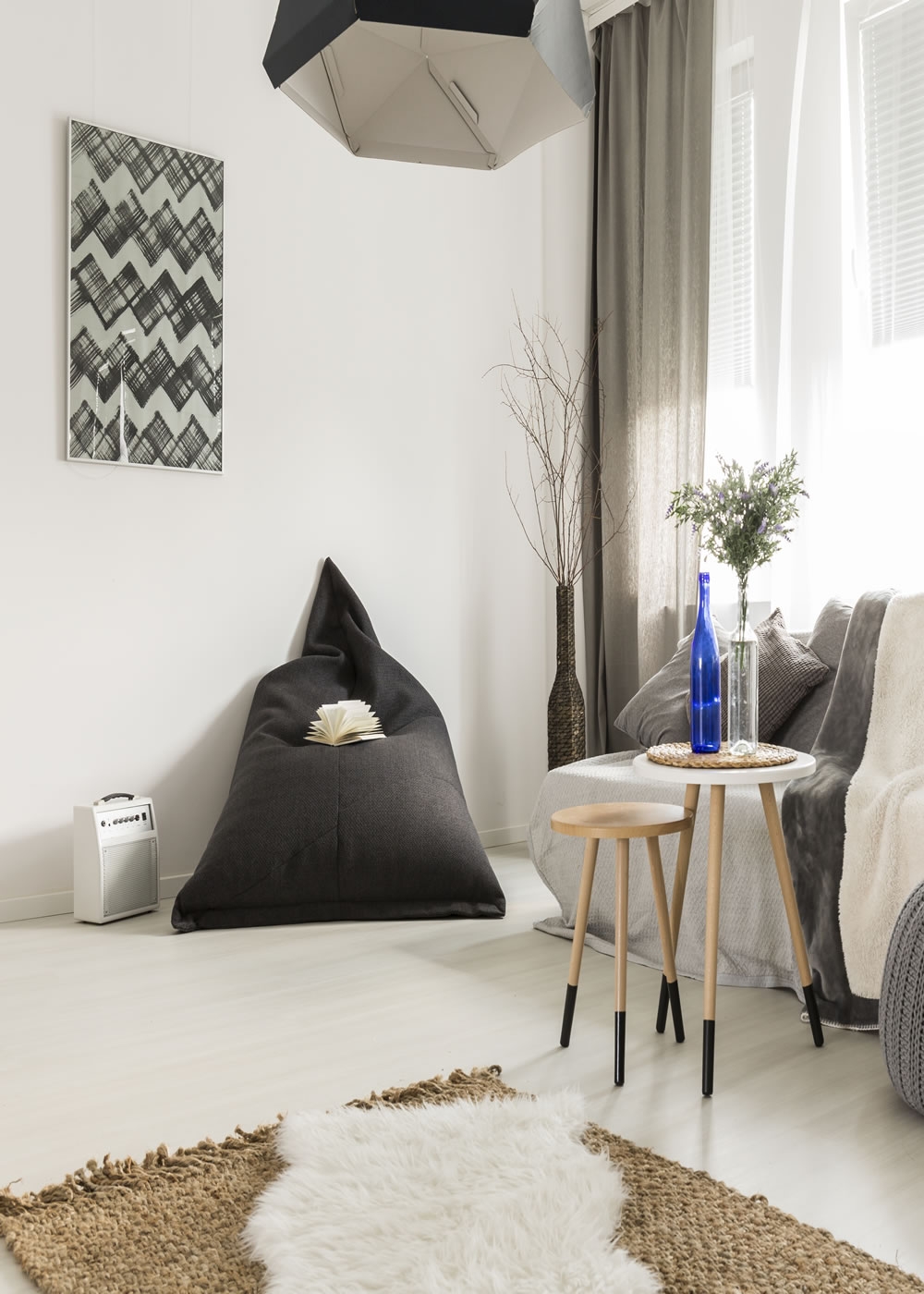 室內設計(Interior design),是一種以居住在該空間的人為對象所從事的設計專業 他是對建築物內部環境的再創造。室內設計可以分為公共空間和居家兩大類別。當我們提到室內設計時,會提到的還有動線、空間、色彩、照明、功能等等相關的重要術語。